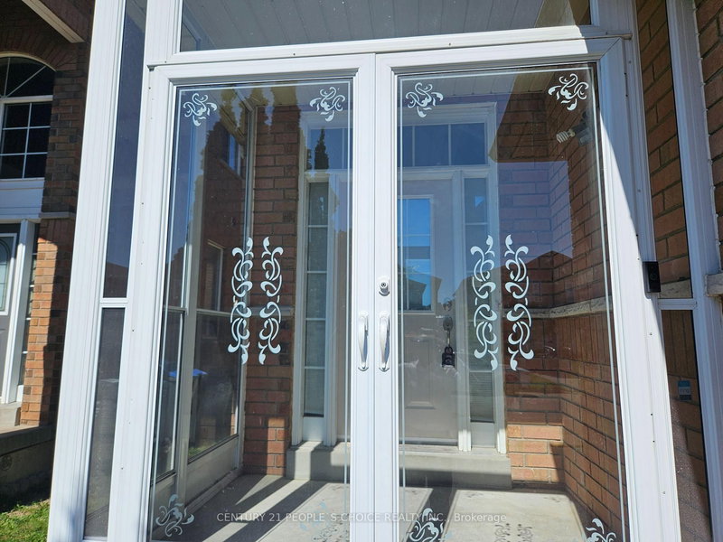 926 Ledbury Cres, Mississauga, L5V 2P8 | Image 3