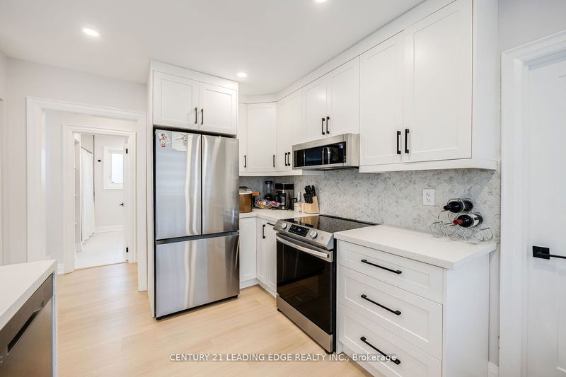 5 WESTHAMPTON Dr  Toronto, M9R 1X7 | Image 11