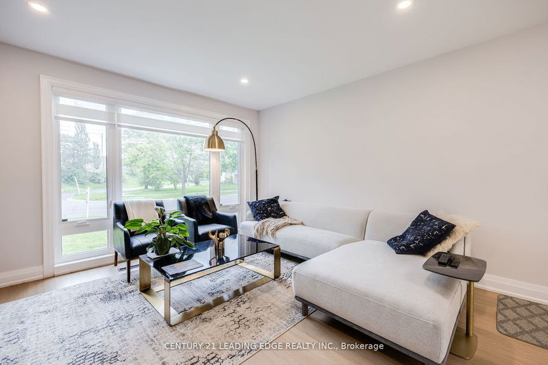 5 WESTHAMPTON Dr  Toronto, M9R 1X7 | Image 4