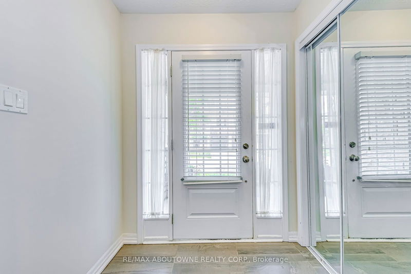 3059 Mistletoe Gdns  Oakville, L6M 0Y8 | Image 2