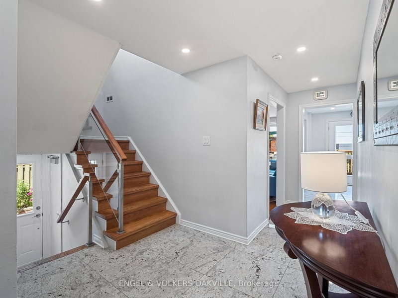 2215 Springfield Crt, Mississauga, L5K 1V3 | Image 2