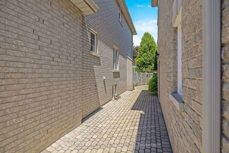 2547 Morrison Ave  Mississauga, L5C 3J6 | Image 31