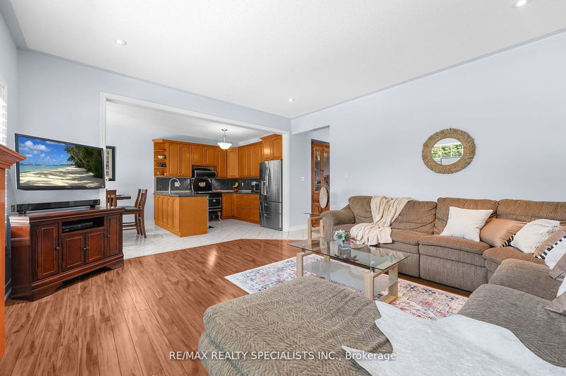 110 Pappain Cres  Brampton, L7A 3J7 | Image 6