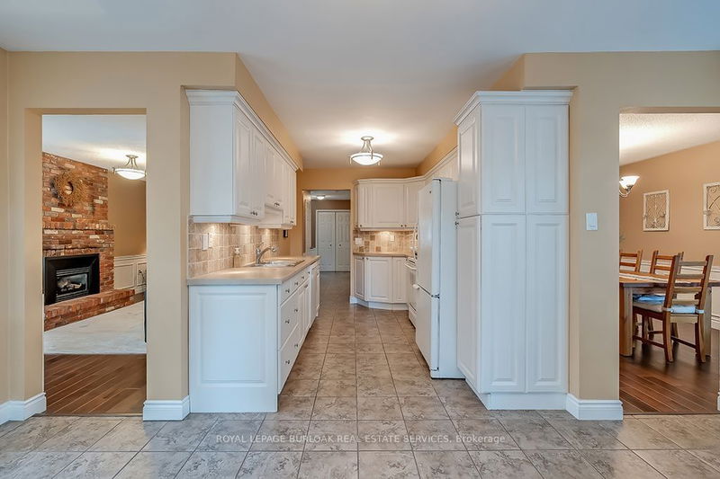 796 Hawkins Cres  Burlington, L7S 2C3 | Image 10