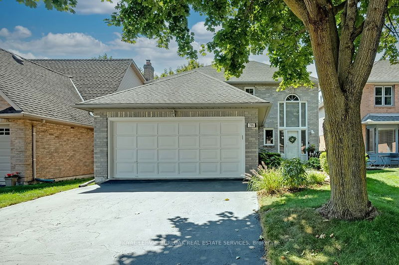 796 Hawkins Cres  Burlington, L7S 2C3 | Image 2