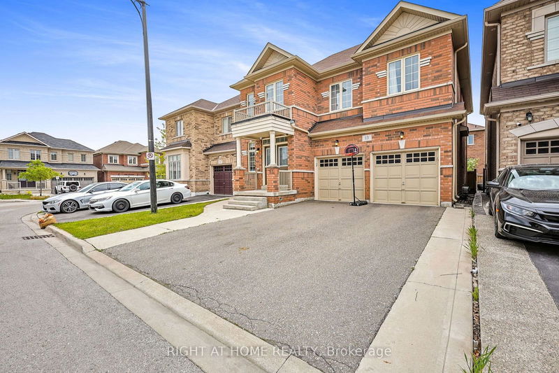 13 Lloyd Cres  Brampton, L7A 4J5 | Image 1