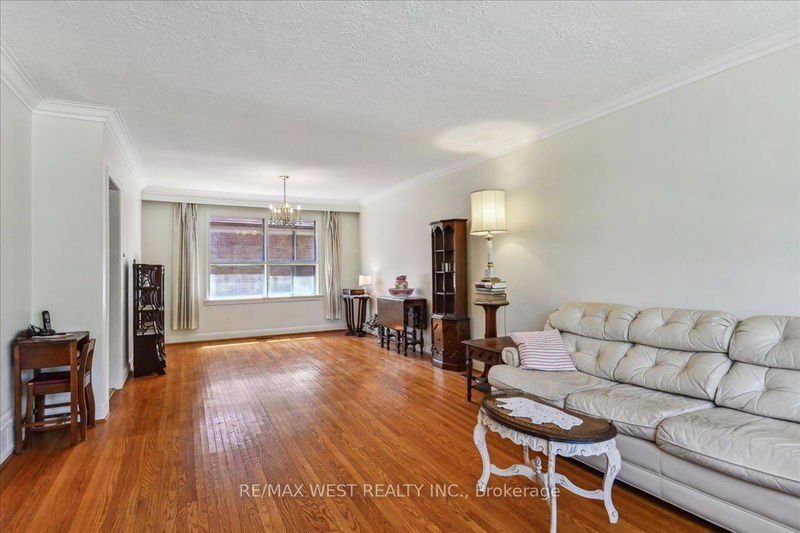 33 Warnica Ave  Toronto, M8Z 1Z5 | Image 3