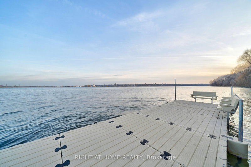 868 Danforth Pl, Burlington, L7T 1S2 | Image 2