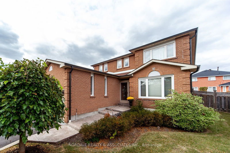 4485 Weymouth Commons Cres  Mississauga, L5R 1P5 | Image 2