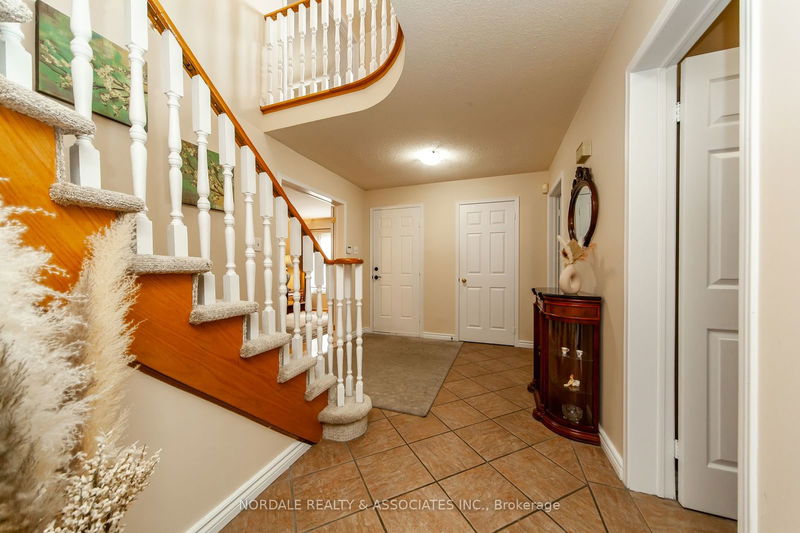 4485 Weymouth Commons Cres  Mississauga, L5R 1P5 | Image 3