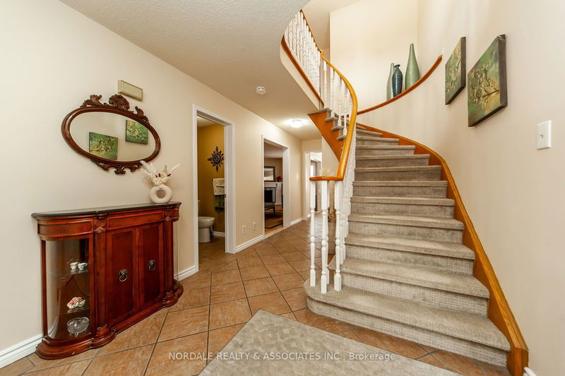 4485 Weymouth Commons Cres  Mississauga, L5R 1P5 | Image 4