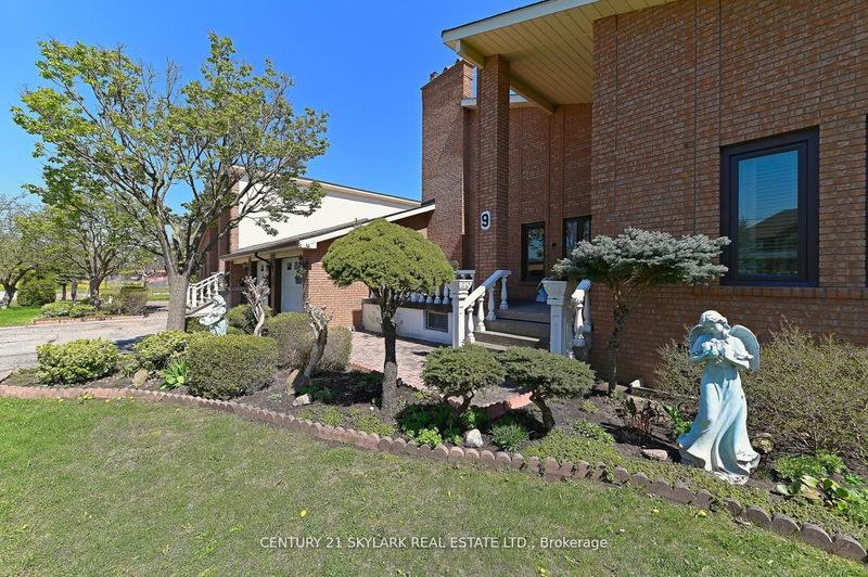 9 Princess Andrea Crt  Brampton, L6P 0G2 | Image 3