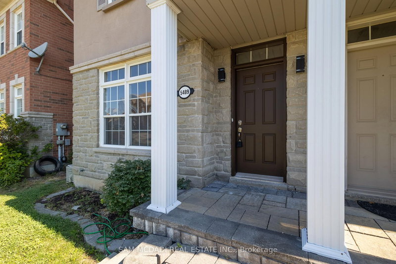 5489 Festival Dr, Mississauga, L5M 0G6 | Image 2