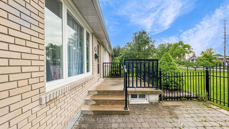 2518 Stillmeadow Rd  Mississauga, L5B 1X7 | Image 4