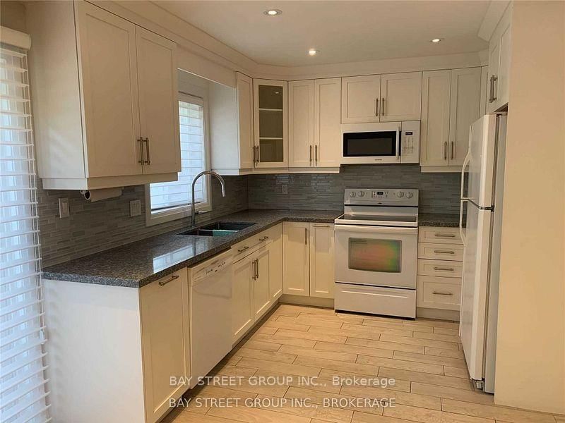 615 Summer Park Cres, Mississauga, L5B 4E8 | Image 3