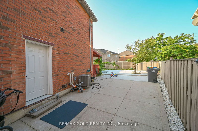 40 Sestina Crt  Brampton, L6P 1R9 | Image 34