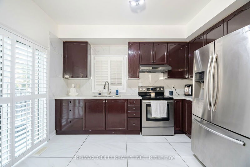 15 Commodore Dr  Brampton, L6X 0S5 | Image 2