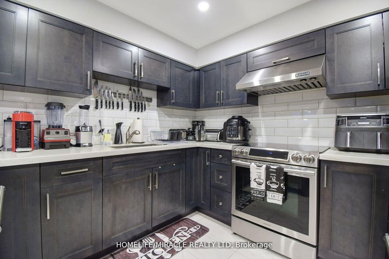 33 Orangeblossom Tr  Brampton, L6X 3B5 | Image 35