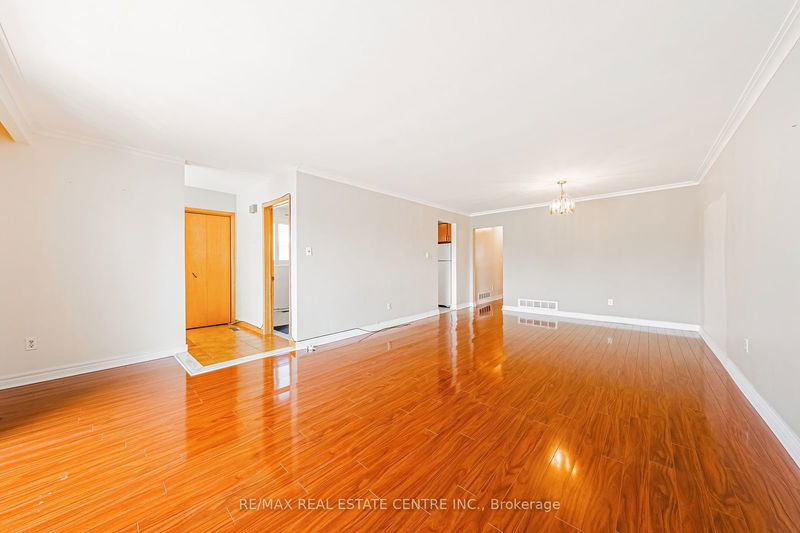 9 TAMARISK Dr  Toronto, M9V 1S2 | Image 7