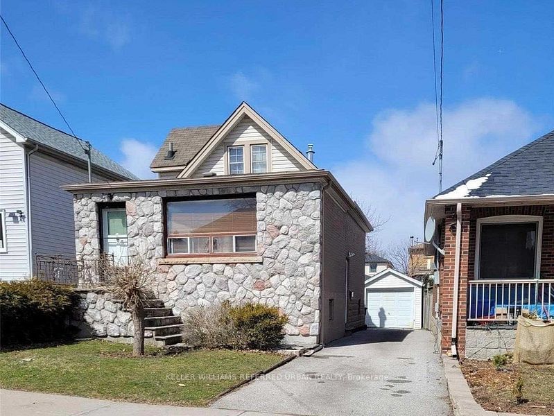 Building in 8 Tilden Crescent