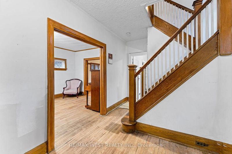 16 Indian Rd Cres  Toronto, M6P 2E8 | Image 4