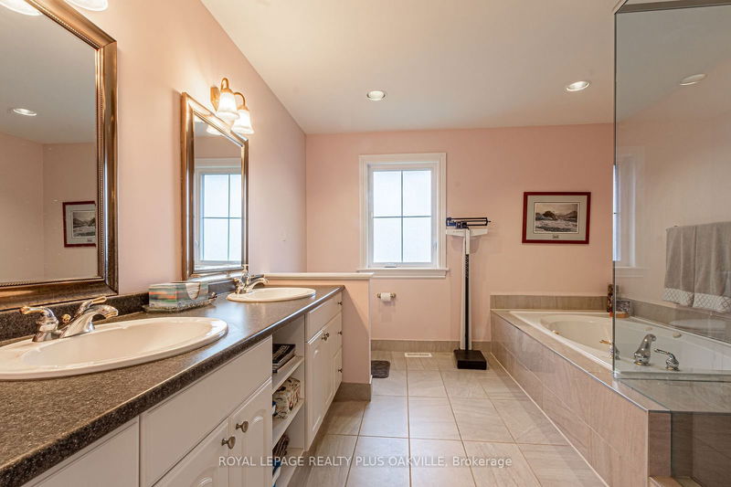 5101 Mount Nemo Cres  Burlington, L7M 0T7 | Image 15