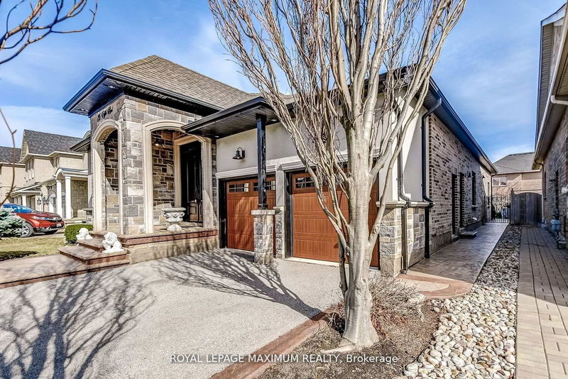 35 Eiffel Blvd  Brampton, L6P 1W3 | Image 2