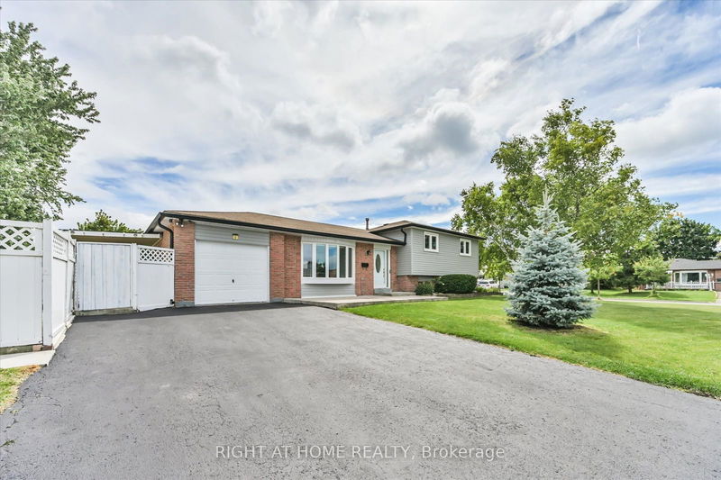 2 Gondola Cres  Brampton, L6S 1W6 | Image 2