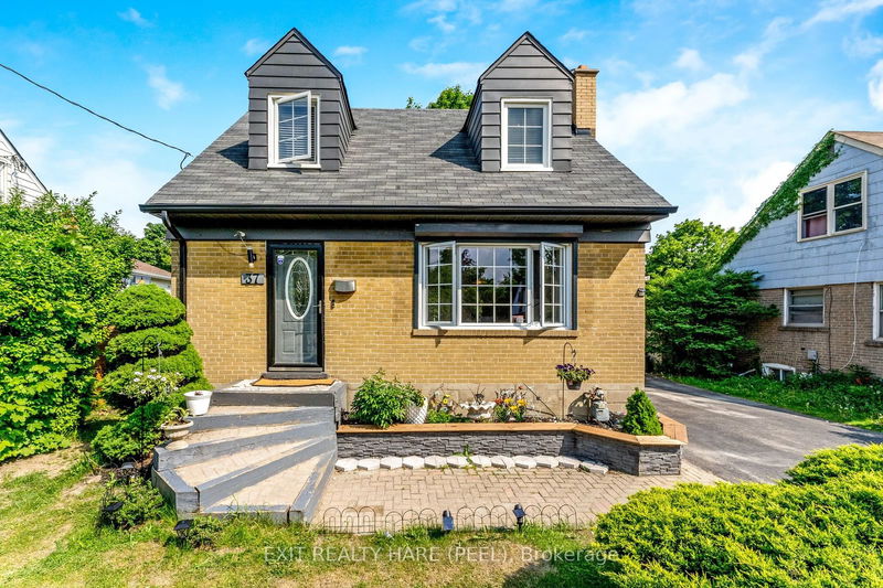 37 Mccaul St  Brampton, L6V 1J1 | Image 1