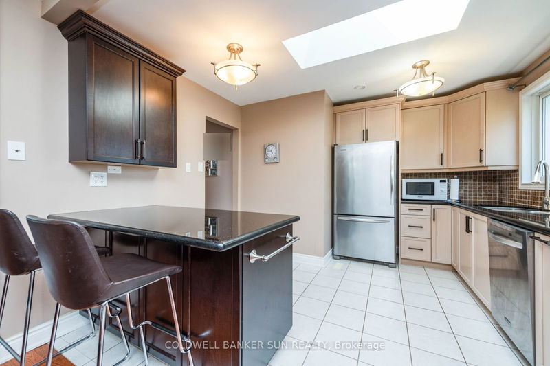 2483 Yarmouth Cres  Oakville, L6L 2M9 | Image 10