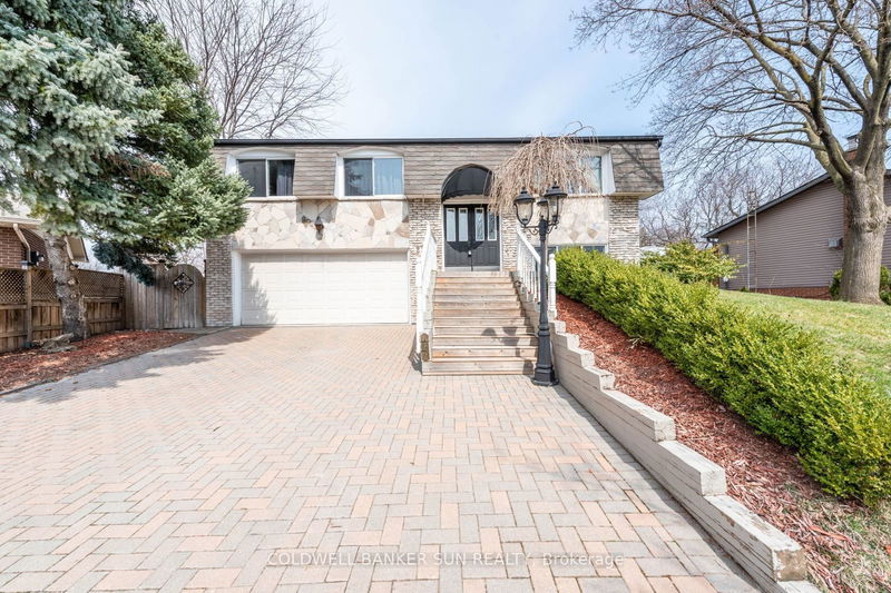 2483 Yarmouth Cres  Oakville, L6L 2M9 | Image 2