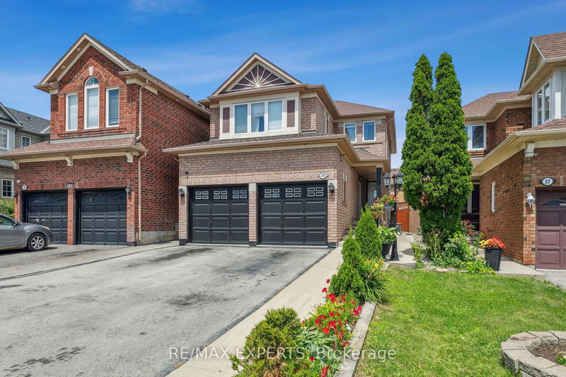 29 Narrow Valley Cres  Brampton, L6R 1P4 | Image 2