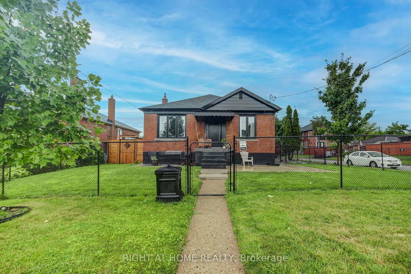 42 Bunnell Cres  Toronto, M3M 2C1 | Image 1