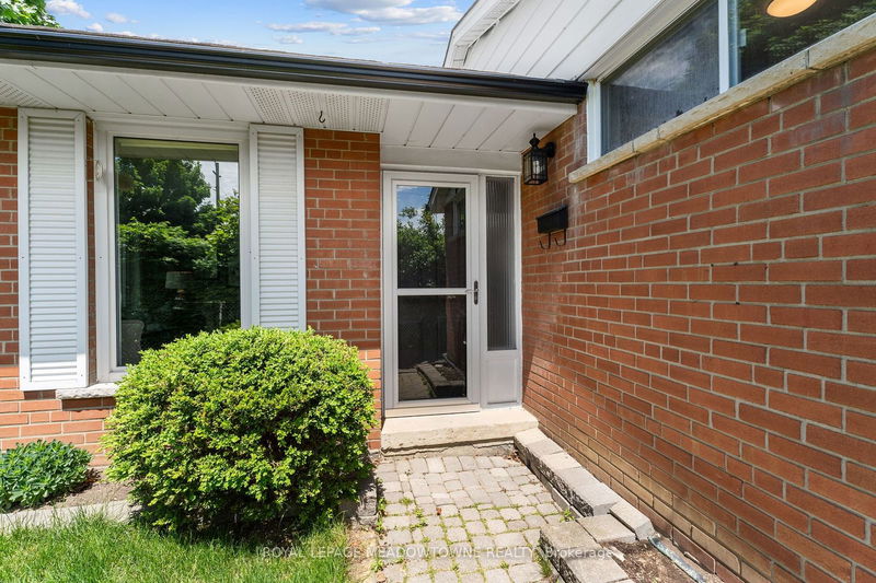 4 Fairfield Ave  Brampton, L6X 2J1 | Image 3