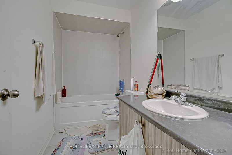 64 Finegan Circ  Brampton, L7A 2Z8 | Image 16