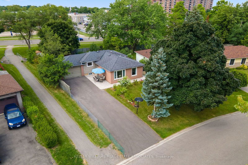 32 Dunblaine Cres  Brampton, L6T 3H2 | Image 1