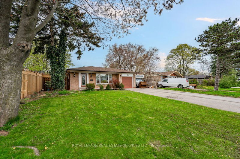 367 Yale Cres  Oakville, L6L 3L6 | Image 2