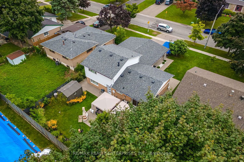 236 Bartley Bull Pkwy  Brampton, L6W 2L1 | Image 3