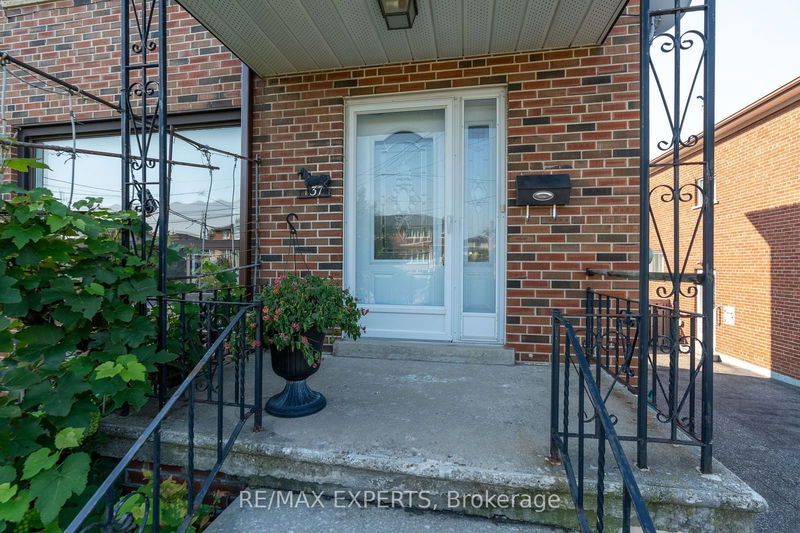 37 Donofree Rd  Toronto, M6L 2P4 | Image 2