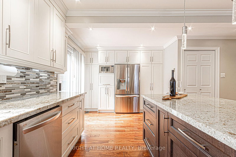 4302 Highgate Cres, Mississauga, L4W 3H2 | Image 2