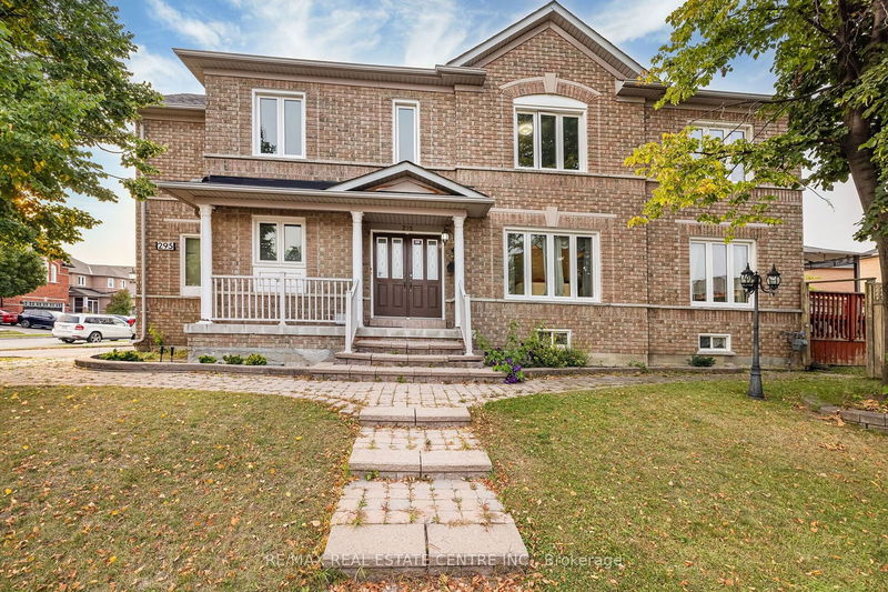 295 Morningmist St  Brampton, L6R 2B9 | Image 3