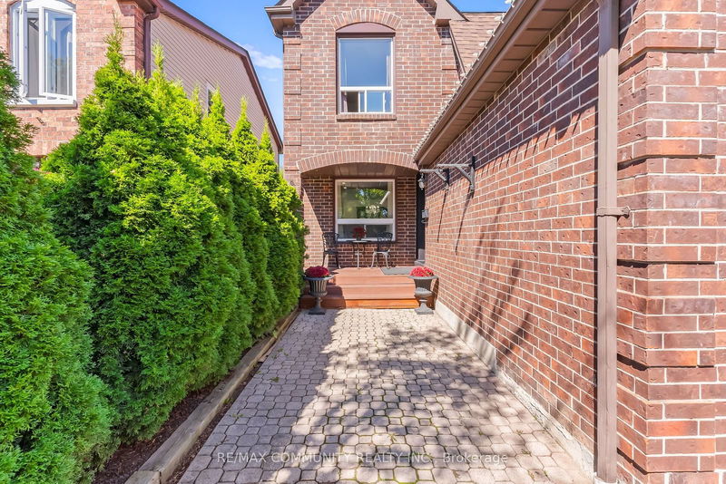 16 Hallen Rd  Brampton, L6Y 2V6 | Image 2