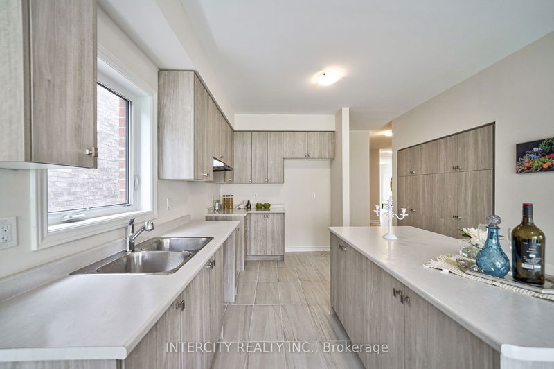 6 Allegrezza Crt  Toronto, M6A 1T9 | Image 11