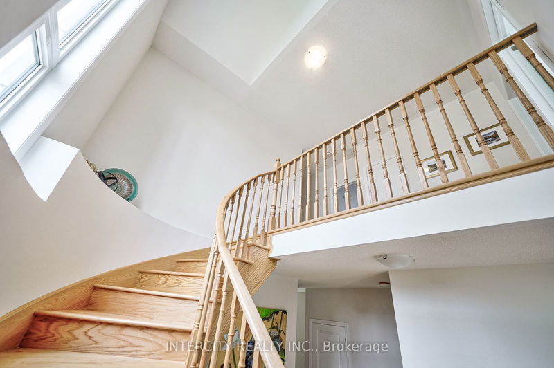 6 Allegrezza Crt  Toronto, M6A 1T9 | Image 15