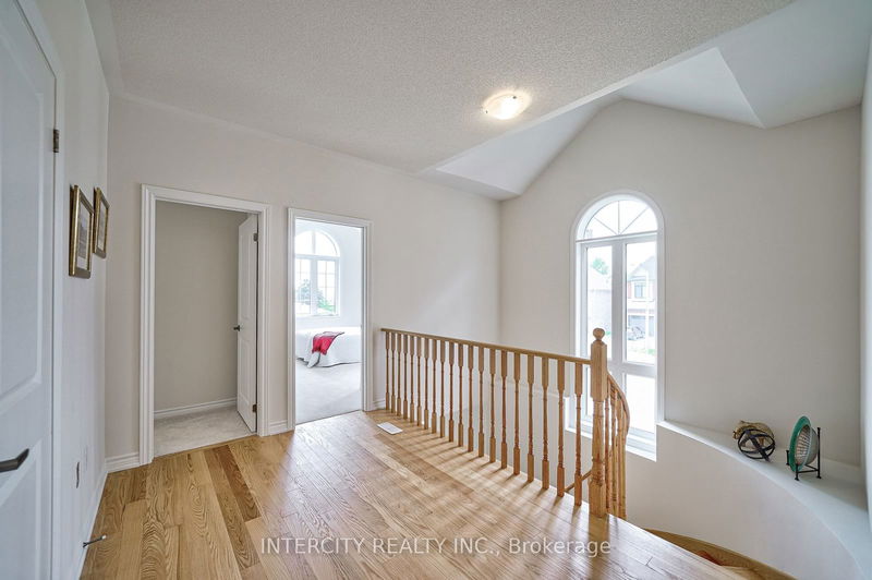 6 Allegrezza Crt  Toronto, M6A 1T9 | Image 16