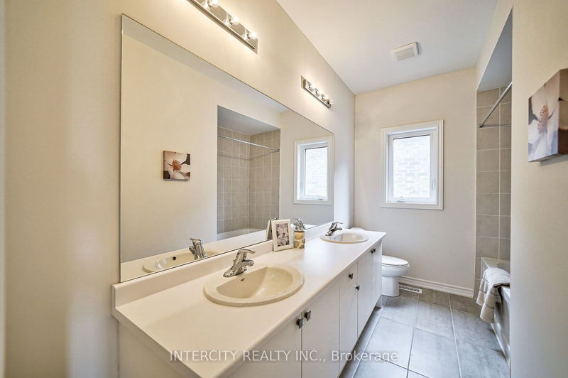 6 Allegrezza Crt  Toronto, M6A 1T9 | Image 24