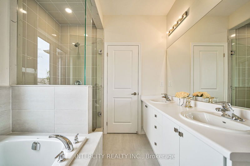 6 Allegrezza Crt  Toronto, M6A 1T9 | Image 28