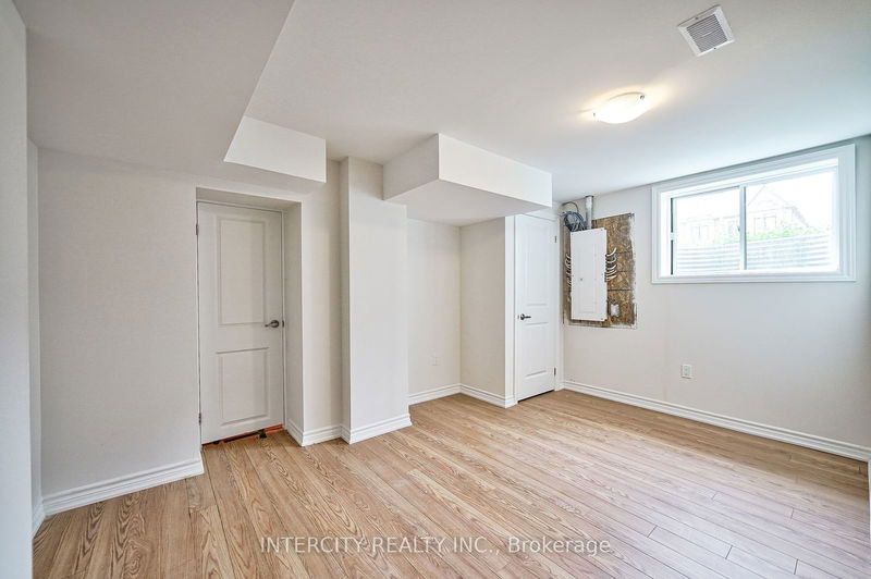 6 Allegrezza Crt  Toronto, M6A 1T9 | Image 31