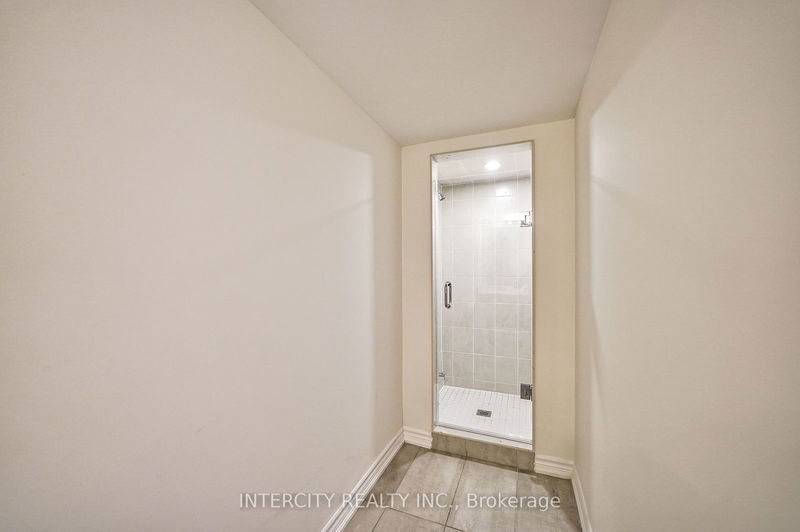 6 Allegrezza Crt  Toronto, M6A 1T9 | Image 33