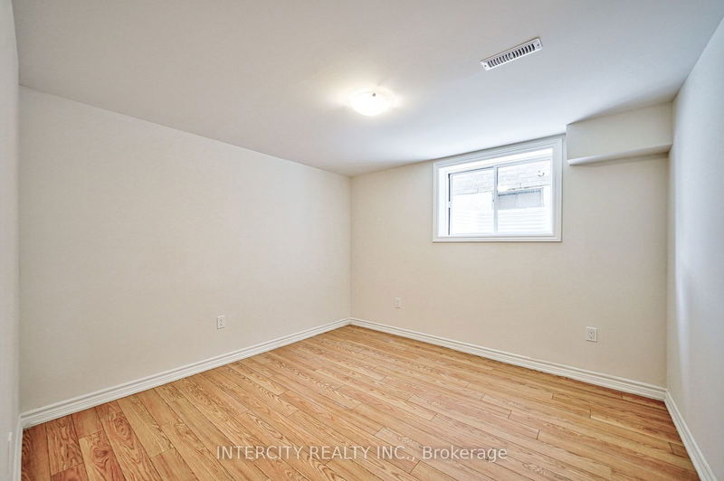 6 Allegrezza Crt  Toronto, M6A 1T9 | Image 34